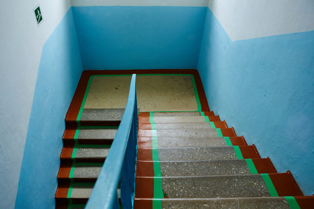 一个旧建筑或学校内部楼梯的特写。图片下载