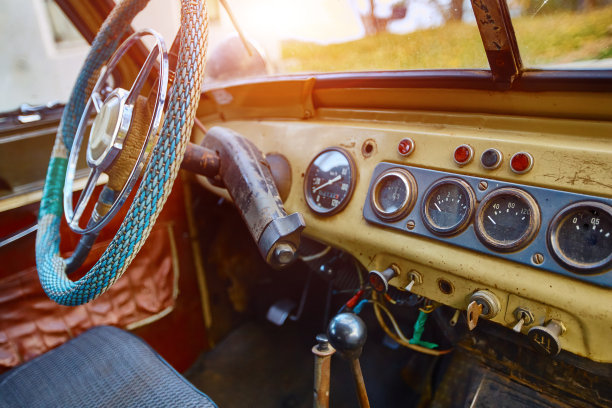 一辆俄罗斯SUV的旧仪表盘图片下载