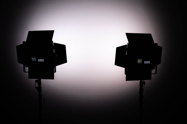 两个LED舞台灯与保护百叶窗的黑色和灰色背景，复制空间图片下载