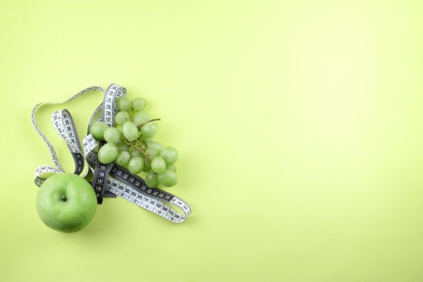 黄色背景上的卷尺。图片下载