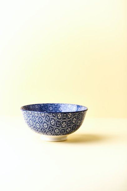 传统陶瓷碗上的黄色背景。关闭了。副本的空间。图片下载
