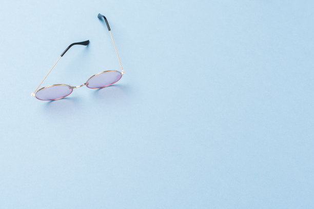 女人墨镜的头顶镜头。时尚背景图片下载