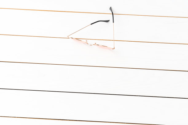 头顶拍摄的太阳眼镜在白色木制背景图片下载