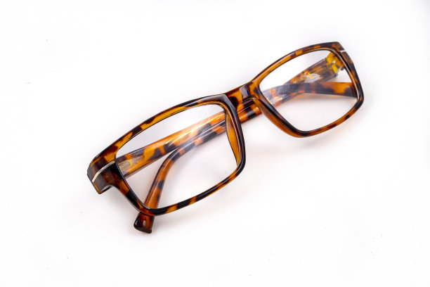 视力有障碍的人戴眼镜。阅读放大镜。光背景。图片下载