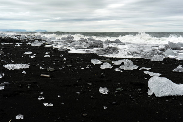海岸上的大块冰块图片下载