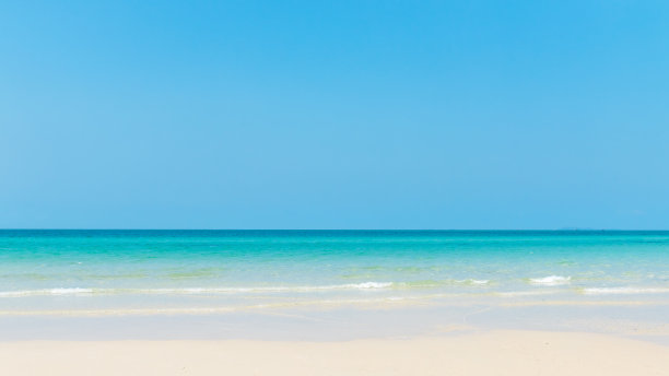 假期和暑假旅行。美丽的白色沙滩旅游假期。绿树成荫，通向夏日的海景自然景观。背景和抽象图片下载