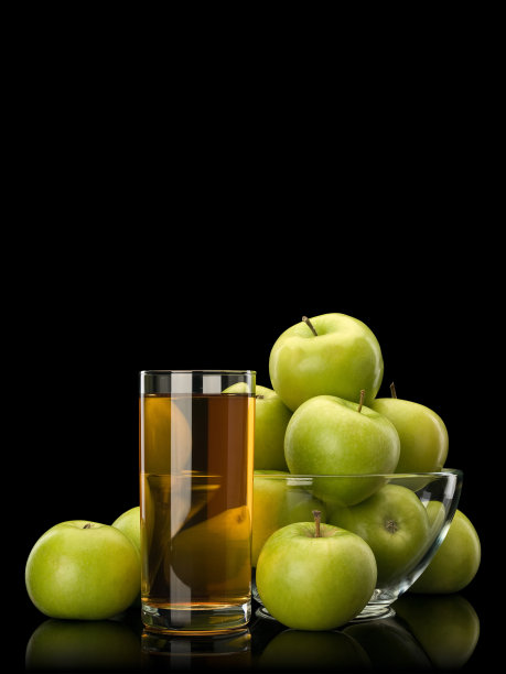 苹果汁和装在玻璃器皿中的青苹果水果图片下载