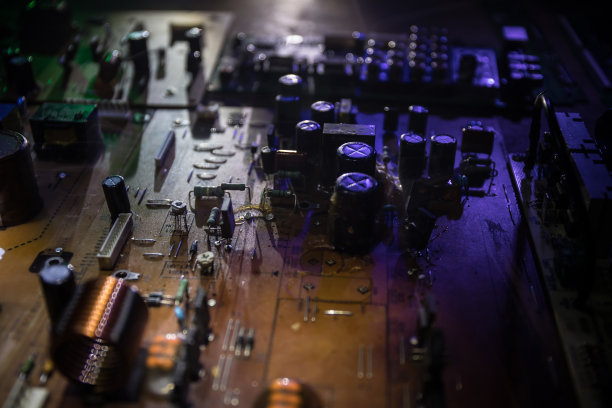 电子微电路的程式化照片。微电路，接触器，电子学，主板。黑色背景。电子器件的微距摄影。图片下载