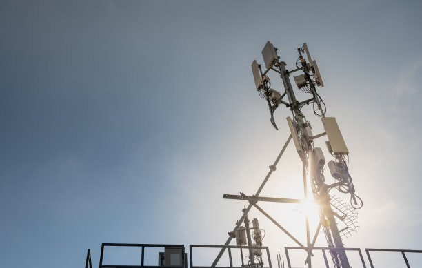 在屋顶上设置碟形卫星电视天线，为他们的房子接收信号电视节目。图片下载