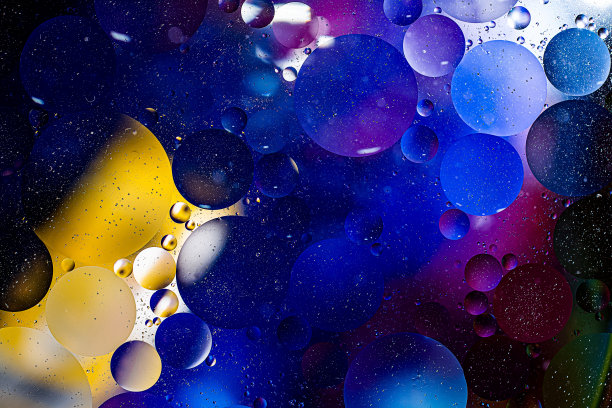 油在水面上的照片与气泡。抽象的彩色背景。宏观特写，而不是插图图片下载