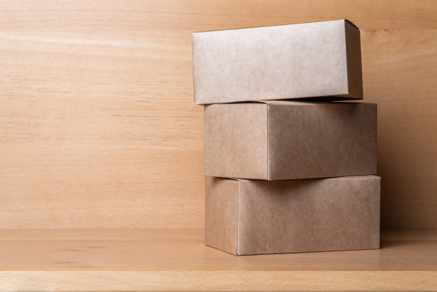 蛋糕、礼物或包裹的包装盒放在木桌上。图片下载