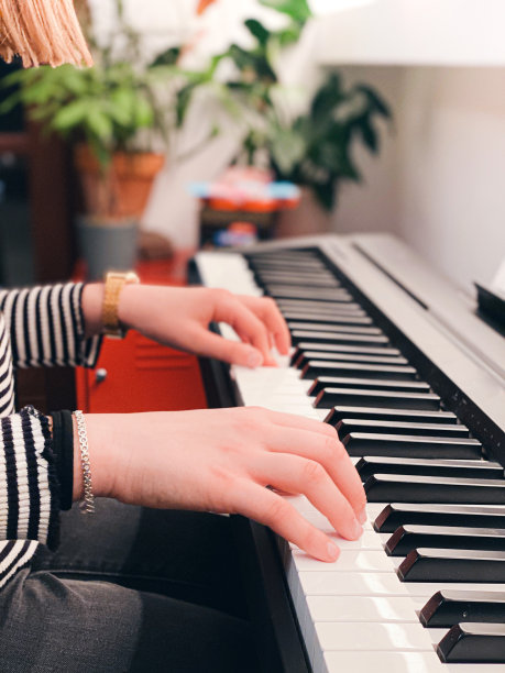 弹钢琴的女孩图片下载