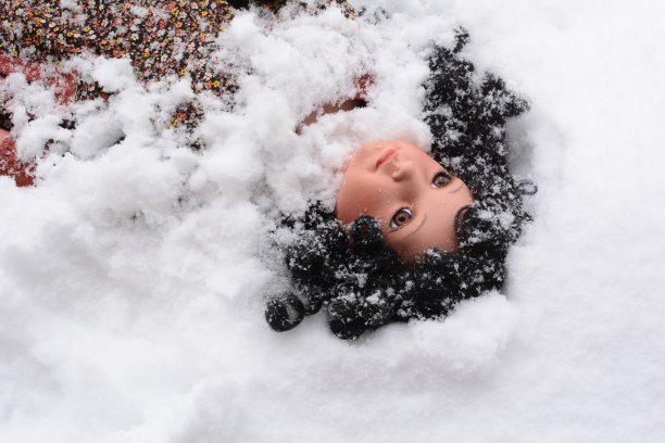 女孩娃娃被雪埋了图片下载