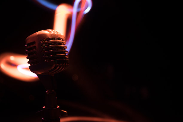 音响室或舞台上的声音、音乐、卡拉ok麦克风。麦克风技术。声音，音乐会娱乐背景。语音广播设备。现场流行，摇滚音乐表演图片下载