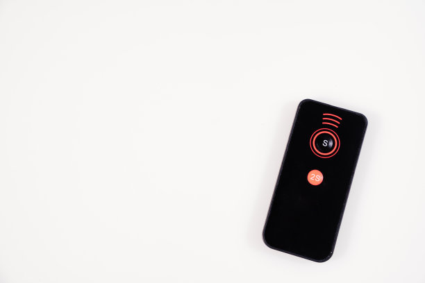 白色背景下的照相机的黑色遥控器。图片下载