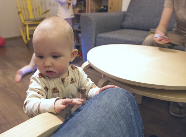一个小孩，一个婴儿，站在一个男人旁边迎接客人。聚会上的聚会。图片下载