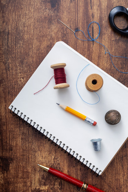 裁缝或缝纫的配饰和用品或工具在餐桌上，概念服装工作室图片下载