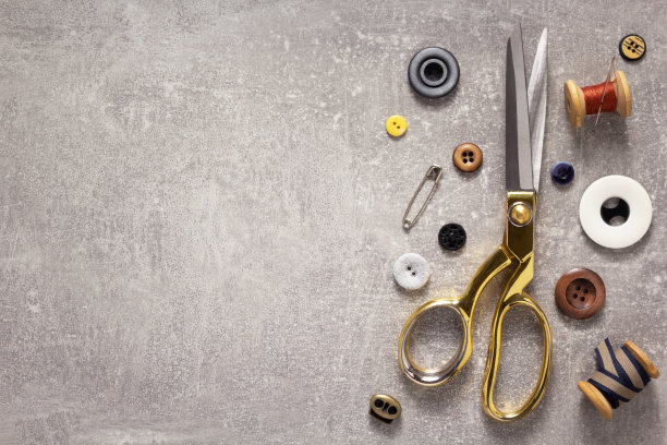 裁缝或缝纫的配饰和用品或工具在餐桌上，概念服装工作室图片下载