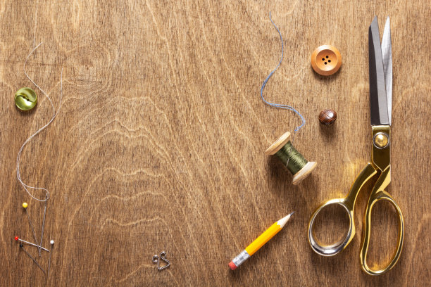 裁缝或缝纫的配饰和用品或工具在餐桌上，概念服装工作室图片下载