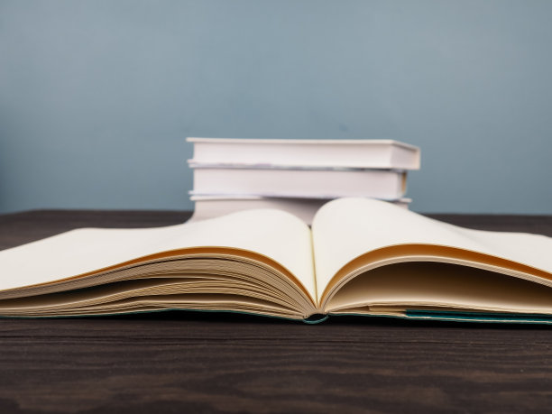 一堆几本书，特写的，打开的书在前景图片下载