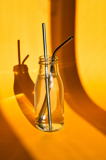 可重复使用的金属吸管，黄色背景，不锈钢，环保饮用吸管。“零浪费”。塑料免费图片下载
