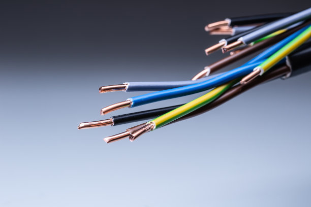 彩色电缆与铜线结束在孤立的灰色背景图片下载