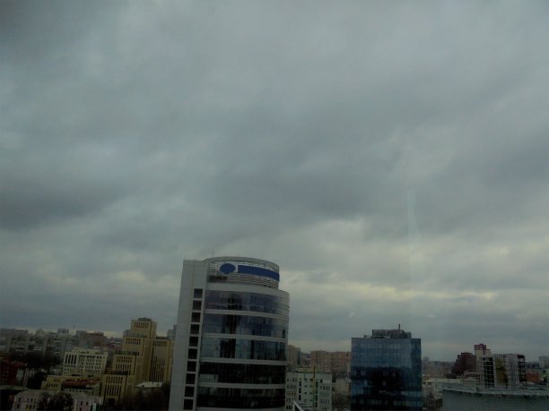 暴风雨多云的老工业城市商业建筑天际线图片下载