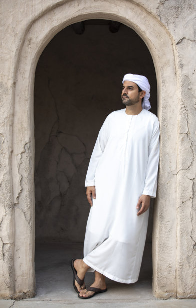 在迪拜历史区的一位阿拉伯男子图片下载