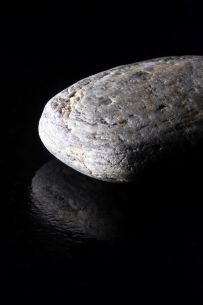 黑色背景上的矿物石头图片下载