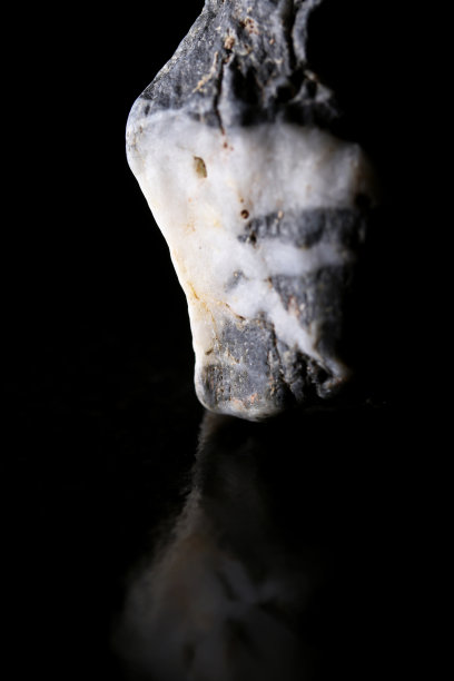 黑色背景上的矿物石头图片下载