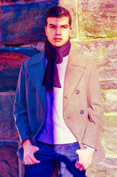 年轻的美国人站在黑暗和光明的分界线上图片下载