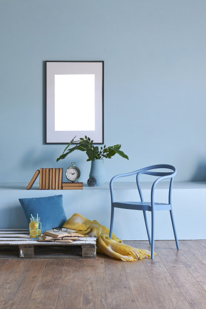 现代家居室内客厅蓝墙木地板和沙发图片下载