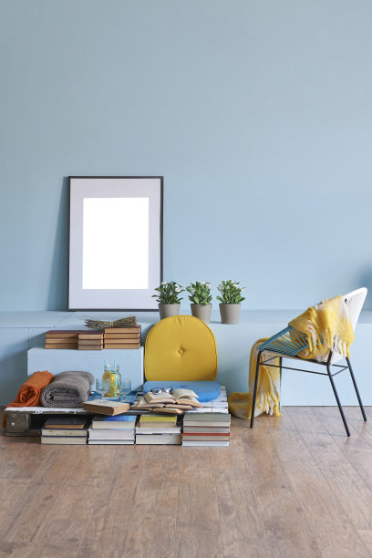 现代家居室内客厅蓝墙木地板和沙发图片下载