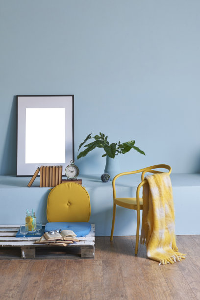 现代家居室内客厅蓝墙木地板和沙发图片下载