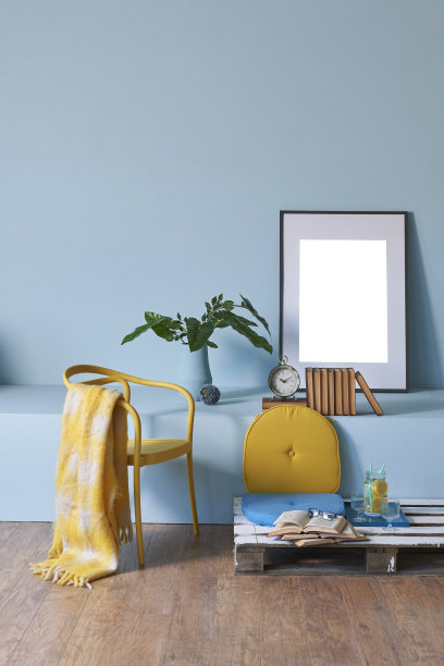 现代家居室内客厅蓝墙木地板和沙发图片下载