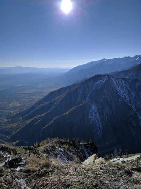 观点的看法。徒步旅行时手机里的照片。家庭旅行。人环境靠山、靠水。体育旅游的家庭。图片下载