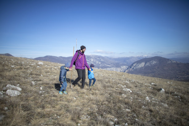 父亲和儿子们徒步旅行图片下载
