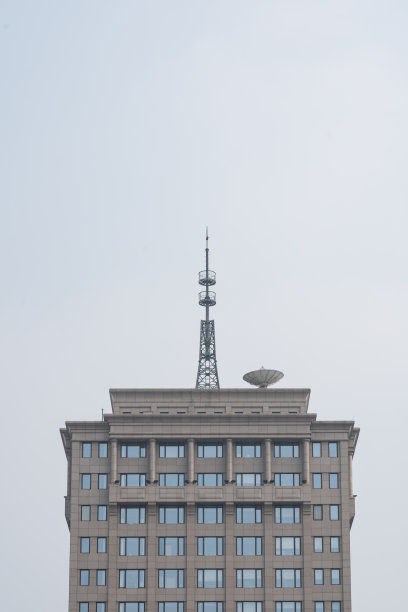 建筑屋顶上的信号通信塔图片下载