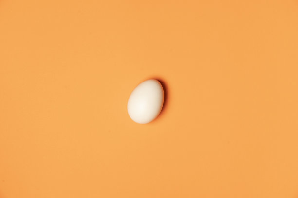 橙色背景上的新鲜鸡蛋，俯视图图片下载