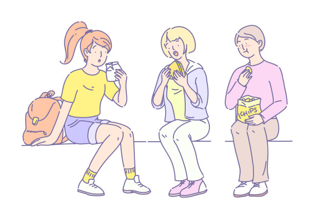 学生午餐时间。一群年轻人吃快餐，热狗，薯条。朋友们，同学们一起坐在长凳上聊天，一起交流，一起吃午餐图片下载