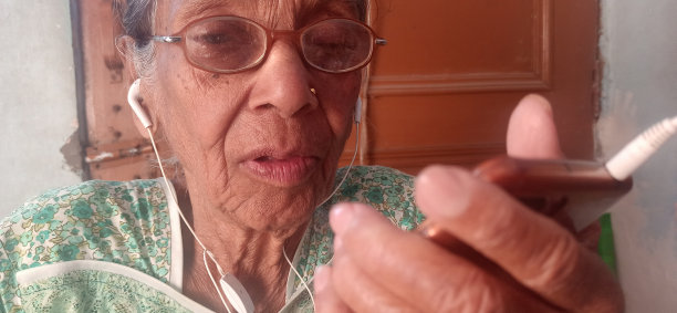 老妇人听音乐图片下载