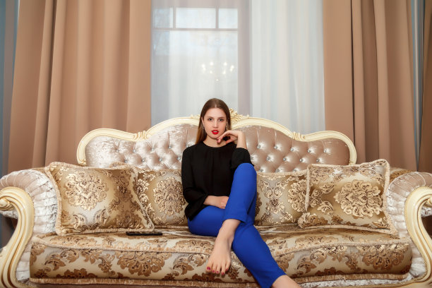 旅馆房间沙发上的女人图片下载