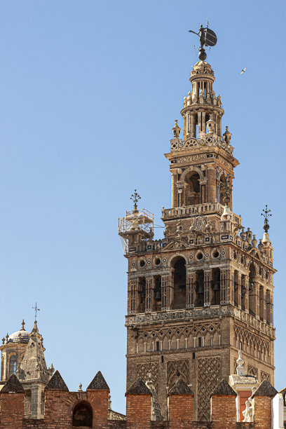 吉拉尔达塔(La Giralda)是一座高大的钟楼，是塞维利亚大教堂的一部分图片下载