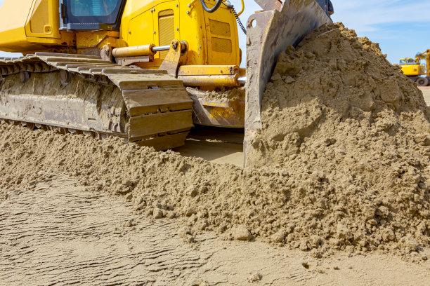 履带式履带、推土机正在平整工地图片下载