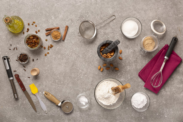 一套家庭烘焙配料。俯视图图片下载