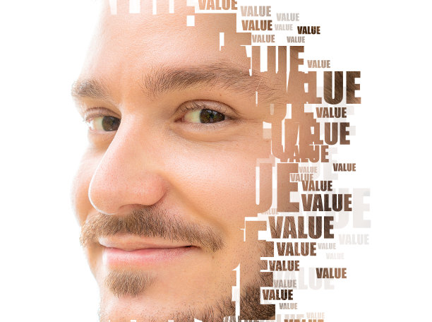 一个微笑的男人的概念肖像特写图片下载