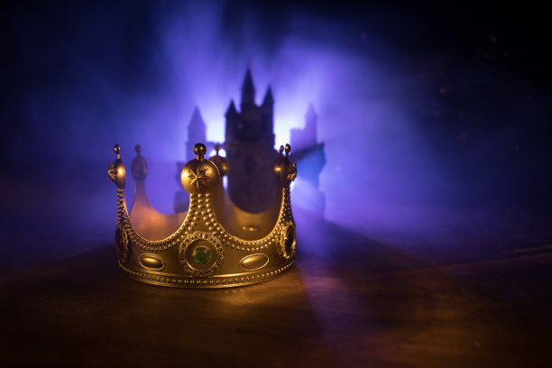 木制桌子上的美丽女王/国王王冠的低调形象。的过滤。中世纪幻想图片下载