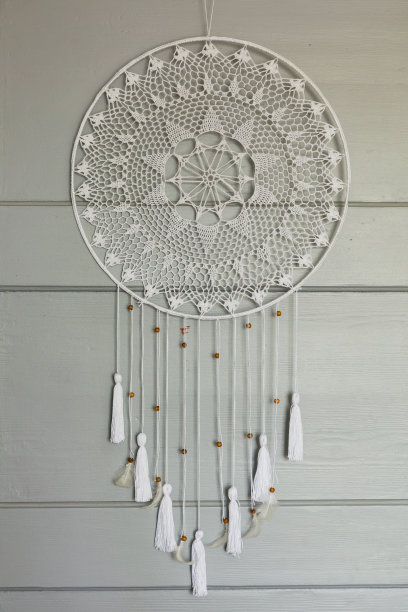 灰色门上挂着花边捕梦网图片下载