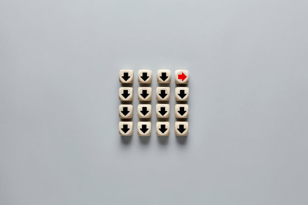 带有箭头图标的木制立方体以不同的方式移动，以对抗其他立方体。图片下载