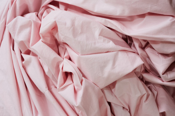 那位妇女正在用手缝被套图片下载